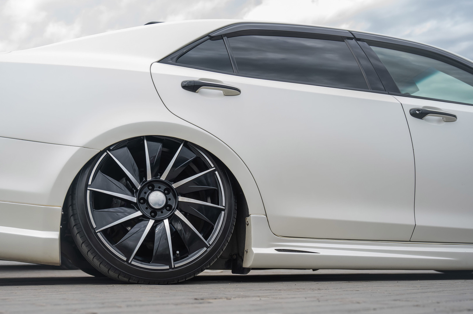 Használt gumiabroncs helyett új, prémium autógumi és felni közelről, részletgazdag kidolgozással